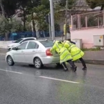 Aydın’da arızalanan araca polis yardımı