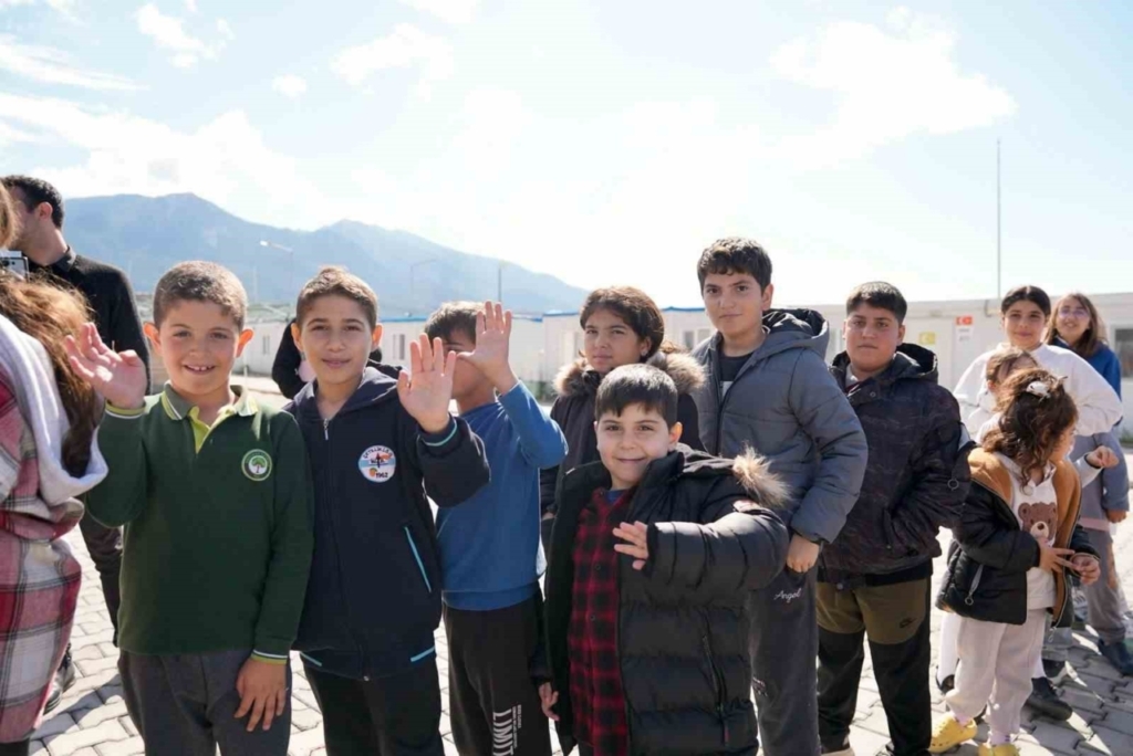 Başkan Gençay, deprem bölgesinde iftar verdi, çocuklara oyuncak dağıttı 5 baskan gencay deprem bolgesinde iftar verdi cocuklara oyuncak dagitti 7489fe9db082
