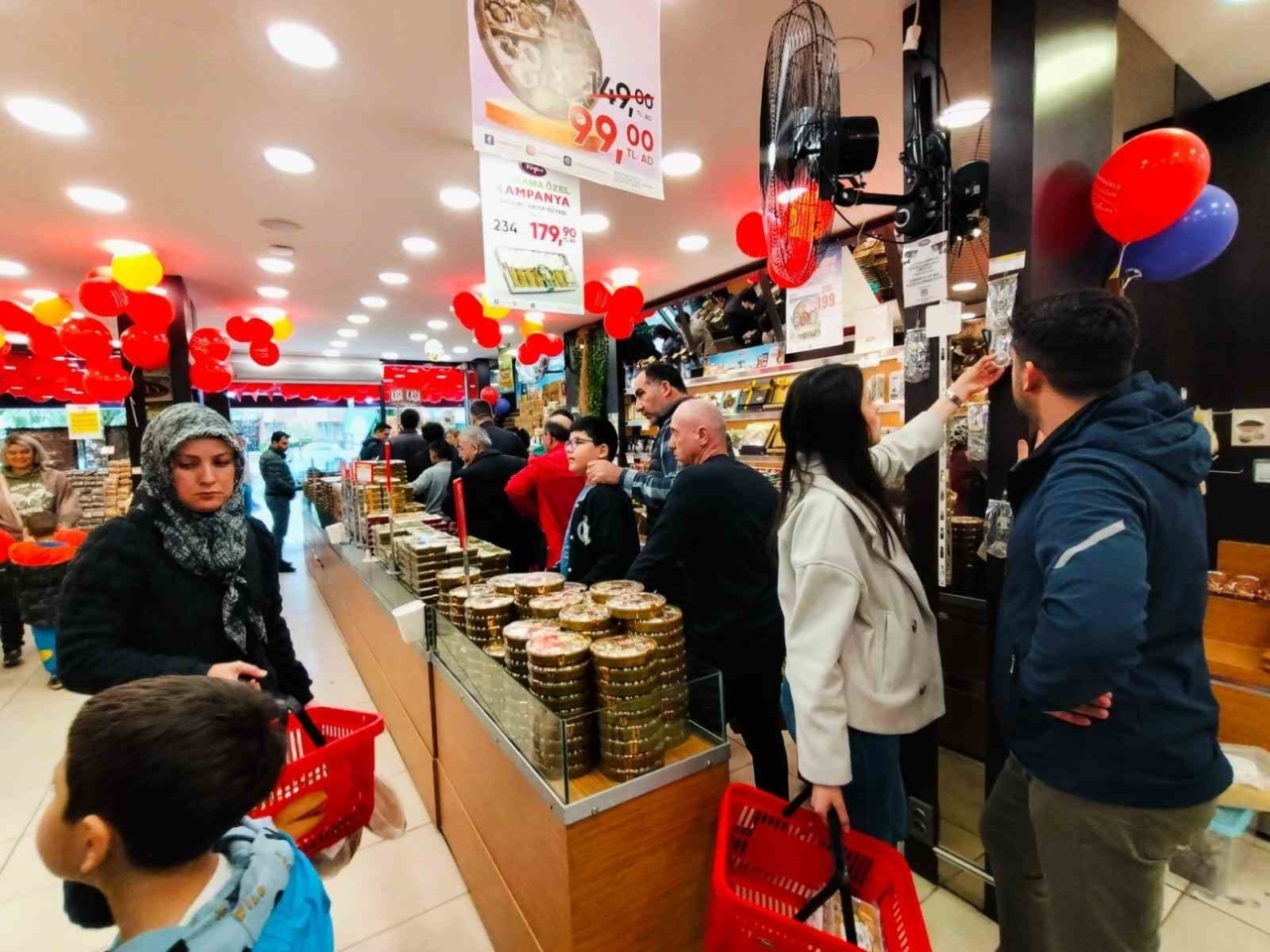Bayram hazırlıklarının gözdesi kuruyemişçiler oldu
