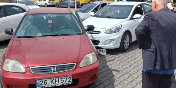 Çarpıştığı aracın kapısına plakası saplandı