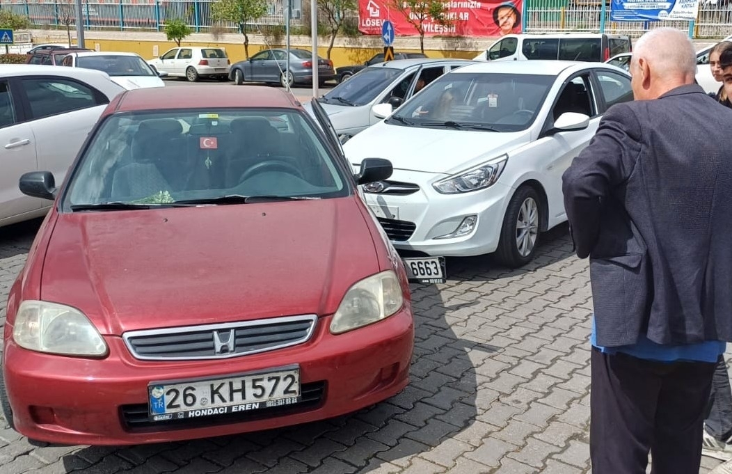 Çarpıştığı aracın kapısına plakası saplandı