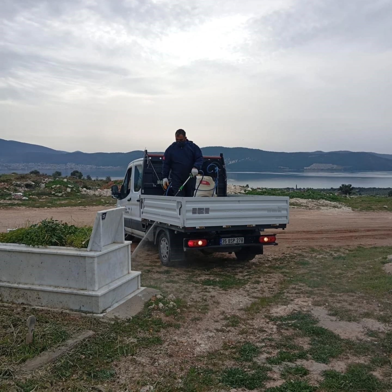 Didim’de mezarlıklar bayrama hazırlanıyor