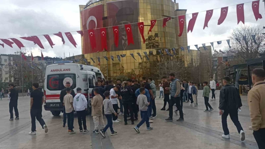 genclerin kavgasi ortaligi karistirdi 1 yarali 4b05dc5ac887