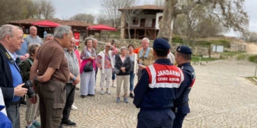 Jandarma ekipleri antik kent ziyaretçilerini bilgilendirdi 4 Jandarma ekipleri antik kent ziyaretçilerini bilgilendirdi