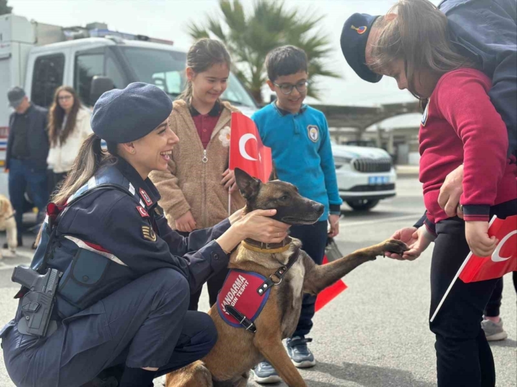 jandarma ilkokul ogrencilerini agirladi 3e63a467e8ea