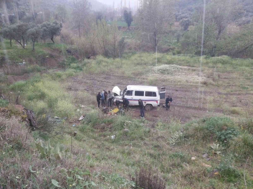 kontrolden cikan minibus sarampole yuvarlandi 53955caa531d