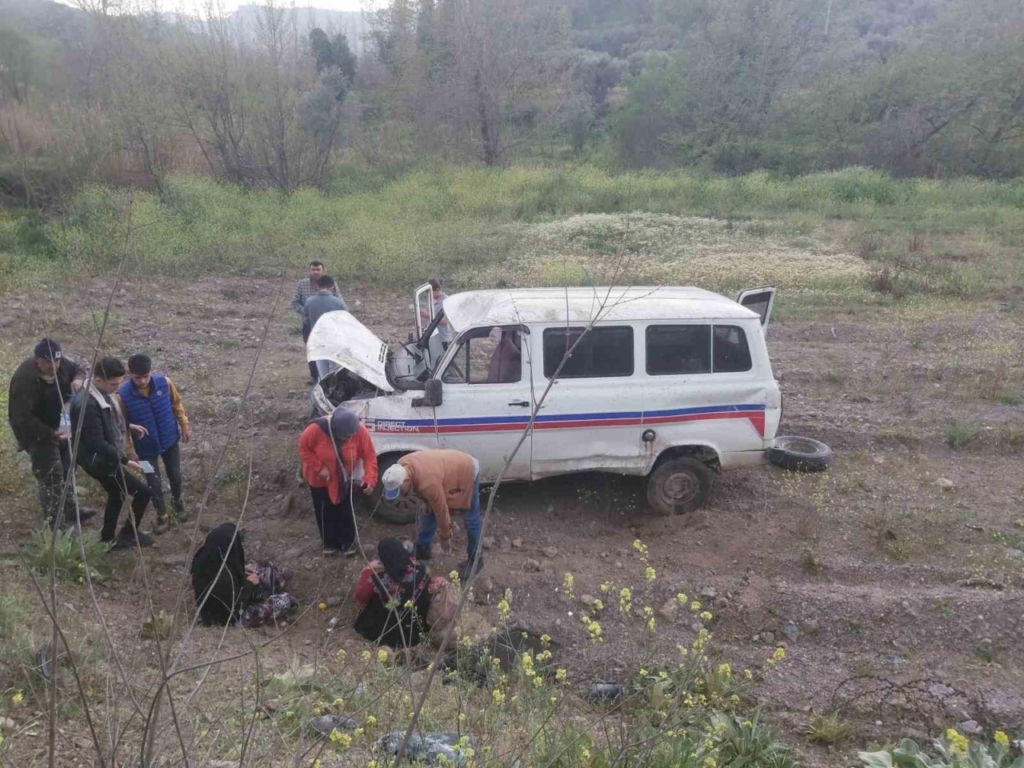 kontrolden cikan minibus sarampole yuvarlandi 5be09a464ae9
