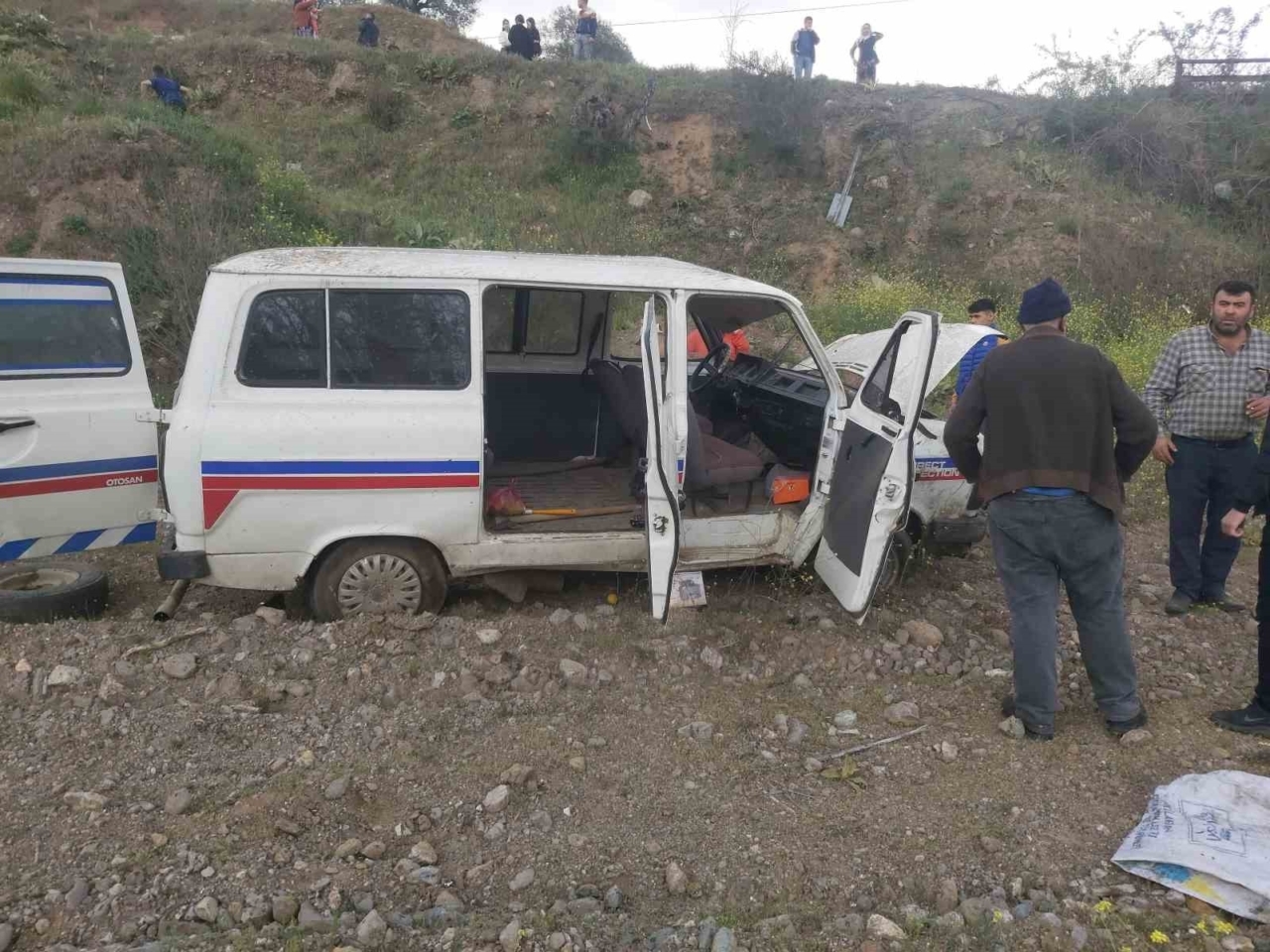 Kontrolden Çıkan Minibüs Şarampole Yuvarlandı