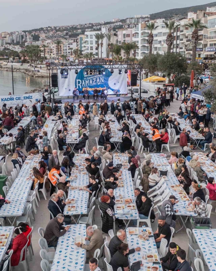kusadasi belediyesinden kadir gecesinde 2 bin kisilik iftar yemegi 214b8002eb8c
