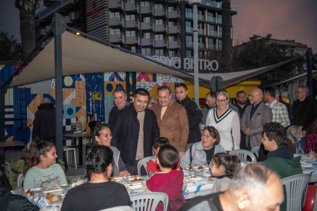 kusadasi belediyesinden kadir gecesinde 2 bin kisilik iftar yemegi 5b928124ba82