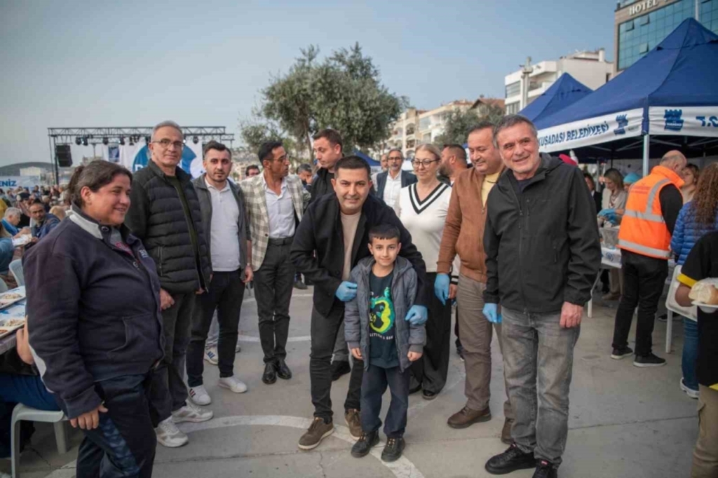 kusadasi belediyesinden kadir gecesinde 2 bin kisilik iftar yemegi 76cf435afb5c