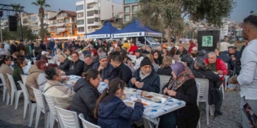 Kuşadası Belediyesi’nden Kadir Gecesi’nde 2 bin kişilik iftar yemeği 4 Kuşadası Belediyesi’nden Kadir Gecesi’nde 2 bin kişilik iftar yemeği