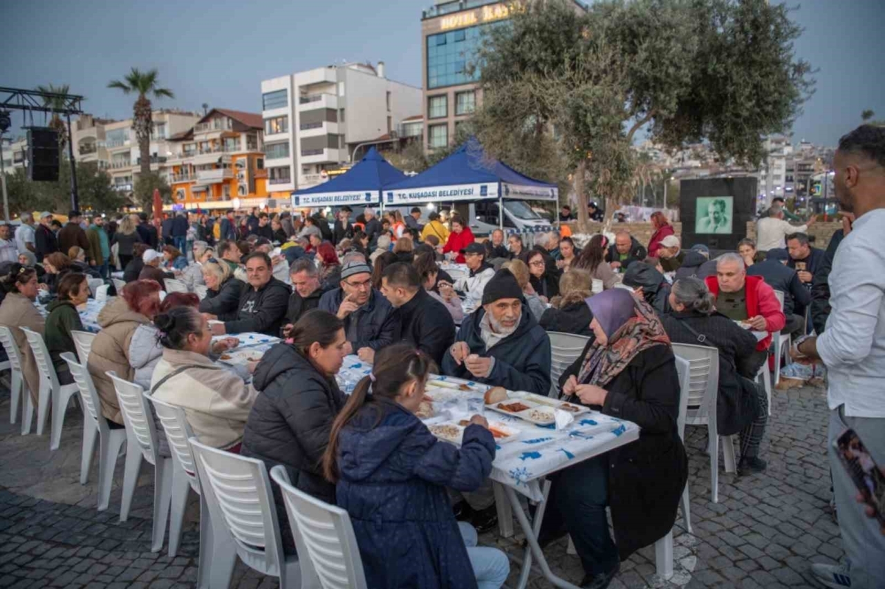 Kuşadası Belediyesi’nden Kadir Gecesi’nde 2 bin kişilik iftar yemeği