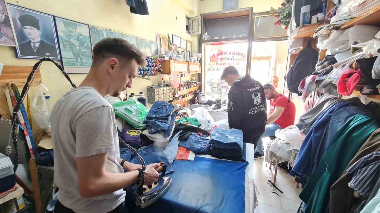 Kuşadası’nda berberler ve terziler sabaha kadar çalıştı