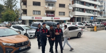 Kuşadası’nda JASAT ekipleri 18 yıl 6 ay kesinleşmiş hapis cezası bulunan şüpheliyi yakaladı 8 Kuşadası’nda JASAT ekipleri 18 yıl 6 ay kesinleşmiş hapis cezası bulunan şüpheliyi yakaladı