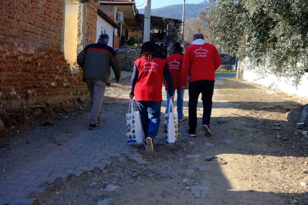 Kuyucak Belediyesi’nden ihtiyaç sahiplerine gıda yardımı