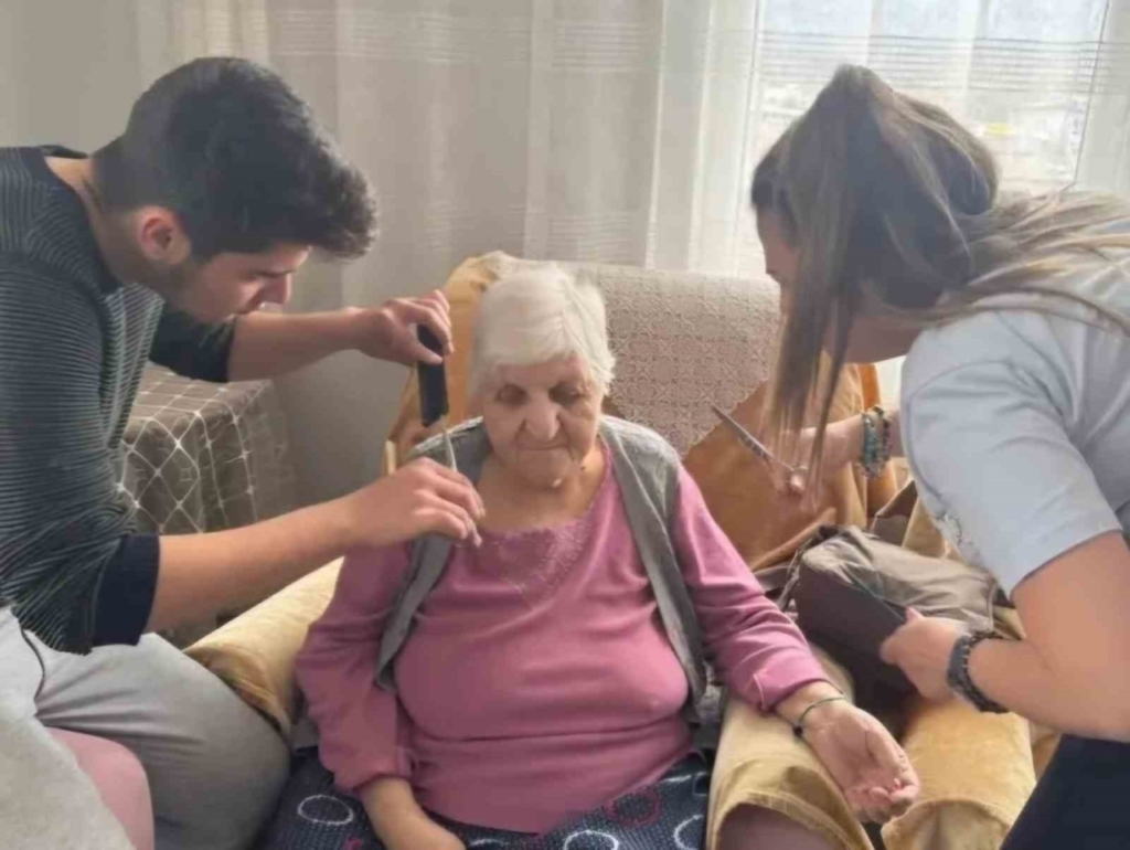 lise ogrencileri huzurevi sakinleriyle bir araya geldi 92fab1577410