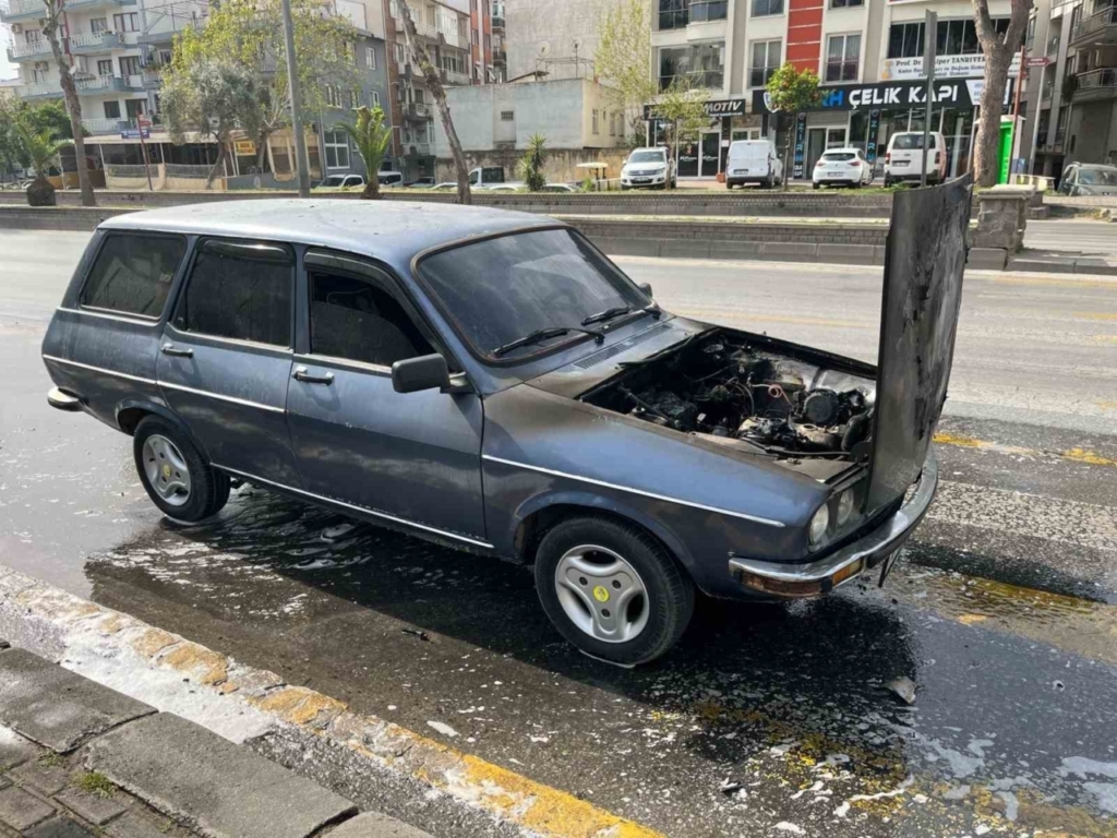 seyir halindeki otomobil yandi f0022fe9547d