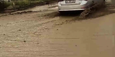 Söke’de sağanak yağış etkili oldu, karayolu çamurla kaplandı 2 Söke’de sağanak yağış etkili oldu, karayolu çamurla kaplandı