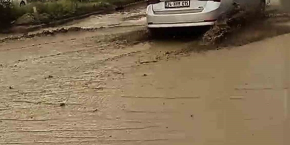 Söke’de sağanak yağış etkili oldu, karayolu çamurla kaplandı