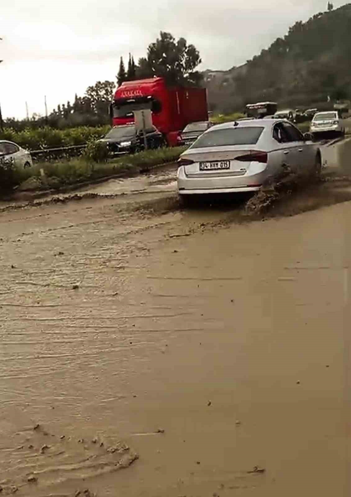 Söke’de sağanak yağış etkili oldu, karayolu çamurla kaplandı