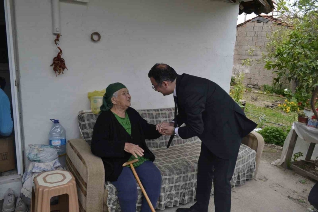 sultanhisar kaymakami ates yaslilara saygi haftasinda ailelerle bulustu c7f6b2cee06c