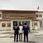 Şüphe üzerine durdurulan araçta 42 düzensiz göçmen yakalandı 1 Şüphe üzerine durdurulan araçta 42 düzensiz göçmen yakalandı