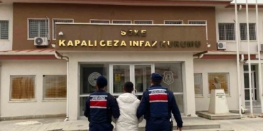 Şüphe üzerine durdurulan araçta 42 düzensiz göçmen yakalandı 44 Şüphe üzerine durdurulan araçta 42 düzensiz göçmen yakalandı