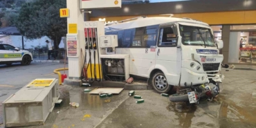 Kuşadası'nda Alkollü Sürücü Akaryakıt İstasyonunu Savaş Alanına Çevirdi 1 Tartıştı, kavgaya tutuştu hırsını alamadı, benzinliğe daldı