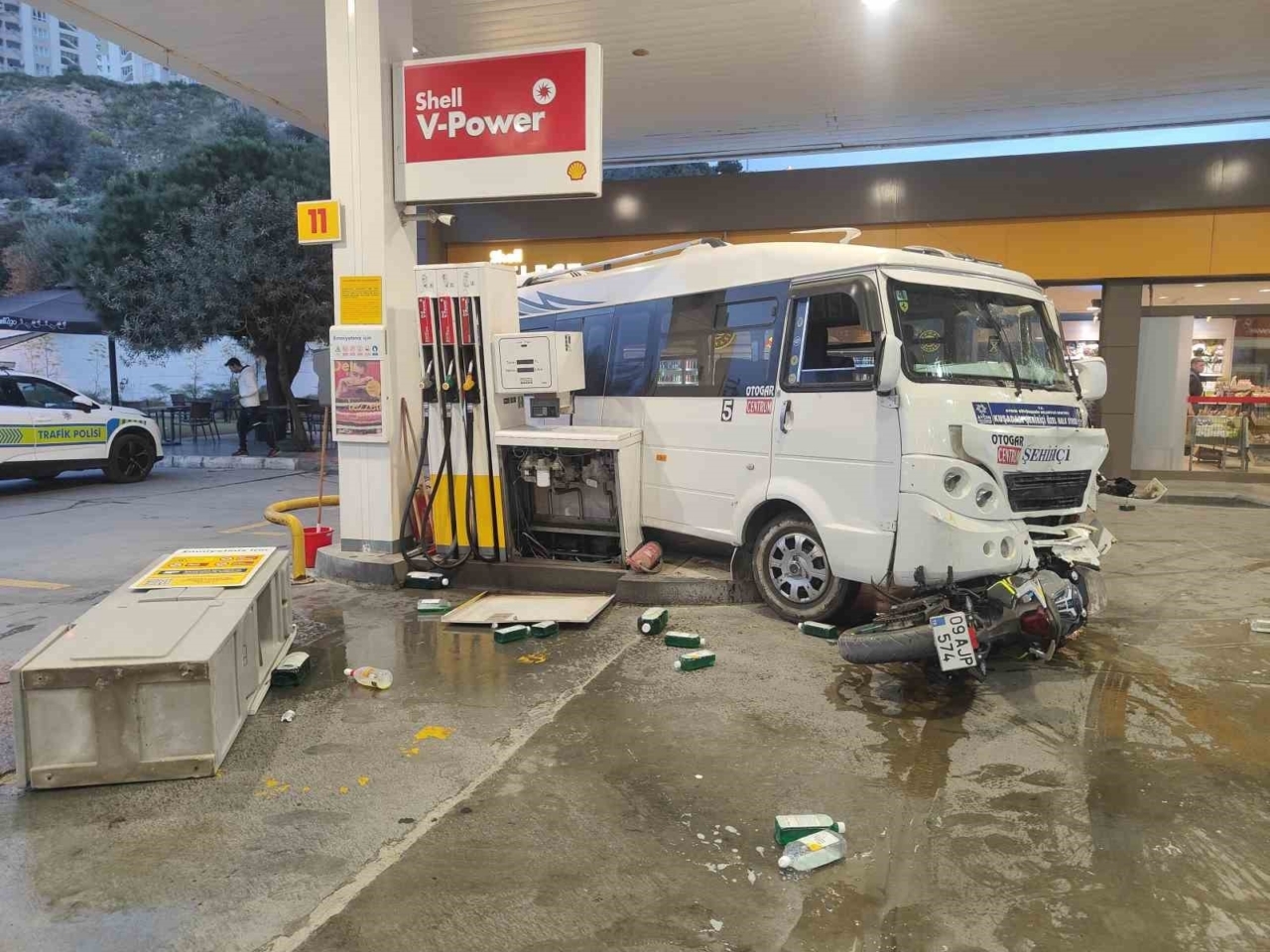 Kuşadası’nda Alkollü Sürücü Akaryakıt İstasyonunu Savaş Alanına Çevirdi