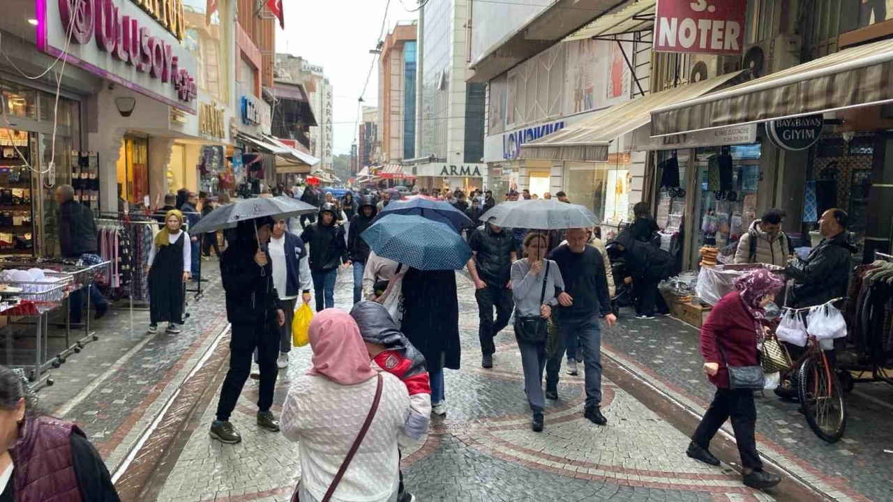Yağmur alışverişe engel olmadı