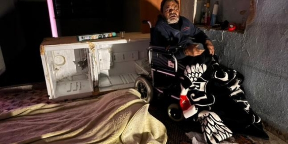 Engelli Aybi, kapısız penceresiz evde kalıyor