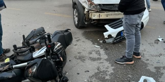 Genç motorcu yola savruldu