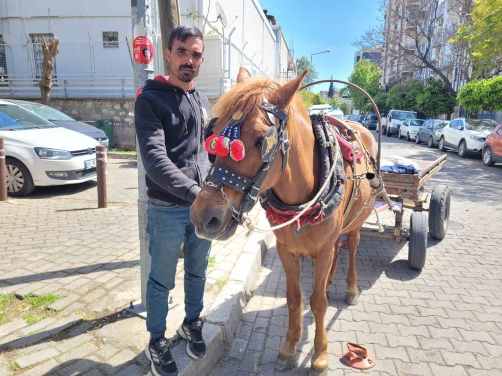 aydinin son at arabacisi evinin ve 5 cocugunun iasesini atiyla karsiliyor 266e60452ebc