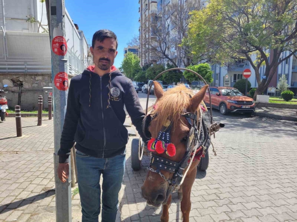 aydinin son at arabacisi evinin ve 5 cocugunun iasesini atiyla karsiliyor 37fedf87aaf5