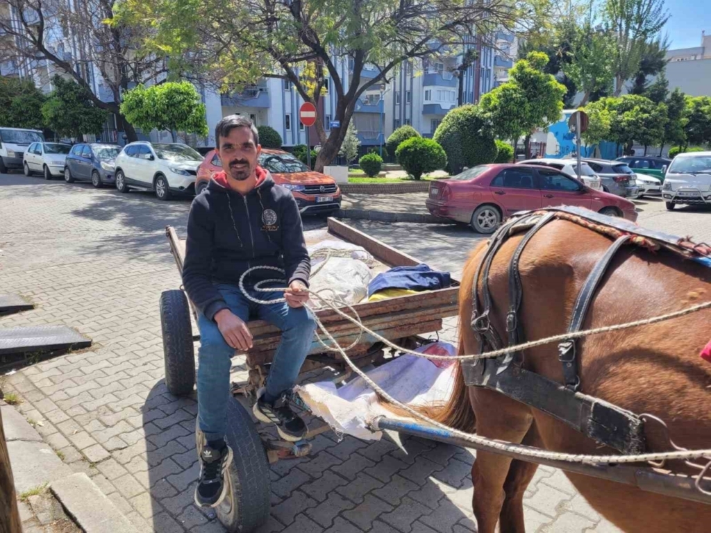 aydinin son at arabacisi evinin ve 5 cocugunun iasesini atiyla karsiliyor ac75119b3809