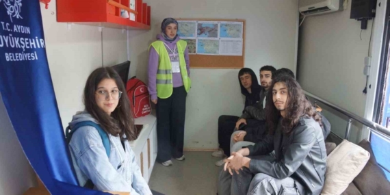 Aydınlılar deprem simülatöründe 7.4 şiddetinde depremi yaşıyor