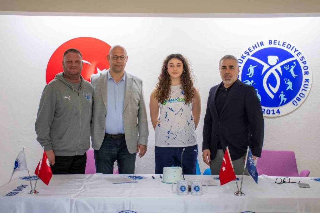 basarili voleybolcu 18 yasina girdigi gun profesyonel sozlesme imzaladi 947b71c1a217