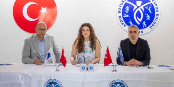 Başarılı voleybolcu 18 yaşına girdiği gün profesyonel sözleşme imzaladı