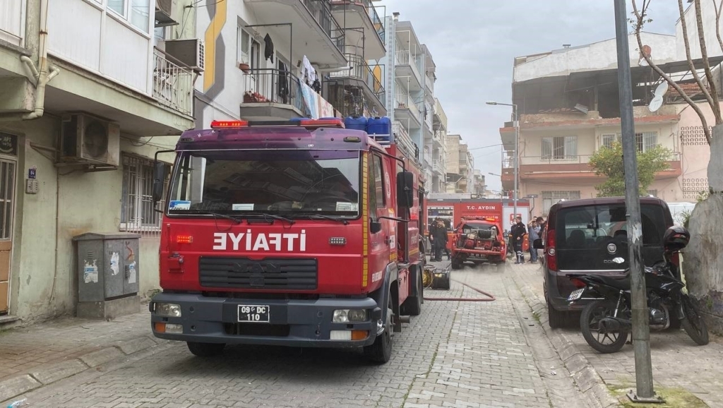 bes katli apartmanda yangin panigi mahsur kalan vatandaslari itfaiye kurtardi 1b9c031e309e