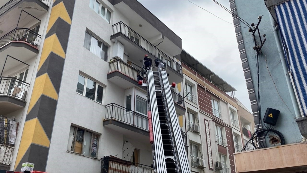 bes katli apartmanda yangin panigi mahsur kalan vatandaslari itfaiye kurtardi c2aa987b2c6b