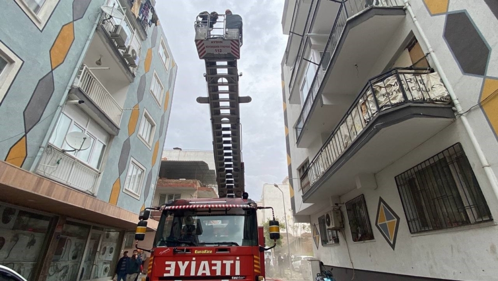 bes katli apartmanda yangin panigi mahsur kalan vatandaslari itfaiye kurtardi cc26af7d65d6