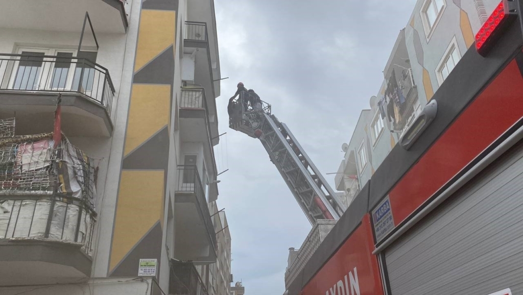 bes katli apartmanda yangin panigi mahsur kalan vatandaslari itfaiye kurtardi cf05028824dc