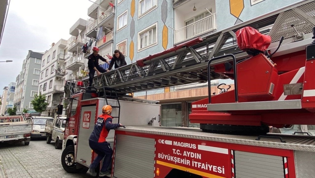 bes katli apartmanda yangin panigi mahsur kalan vatandaslari itfaiye kurtardi faff8732c1ee