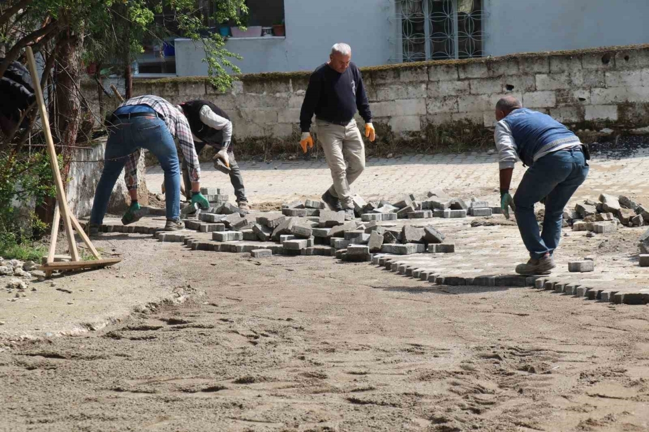 Bozdoğan’da kilitli parke taş döşeme çalışmaları hız kesmeden devam ediyor