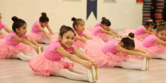 Büyükşehir’in kurslarıyla Aydınlı minikler bale öğreniyor