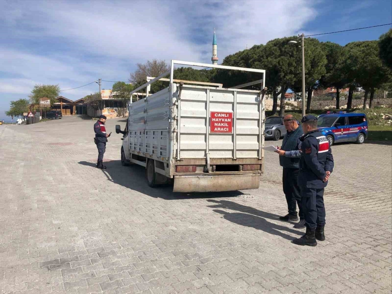 Canlı hayvan taşıyan araçlar denetlendi