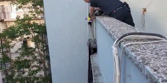 Çatı kenarında mahsur kalan yavru kediyi, itfaiye kurtardı