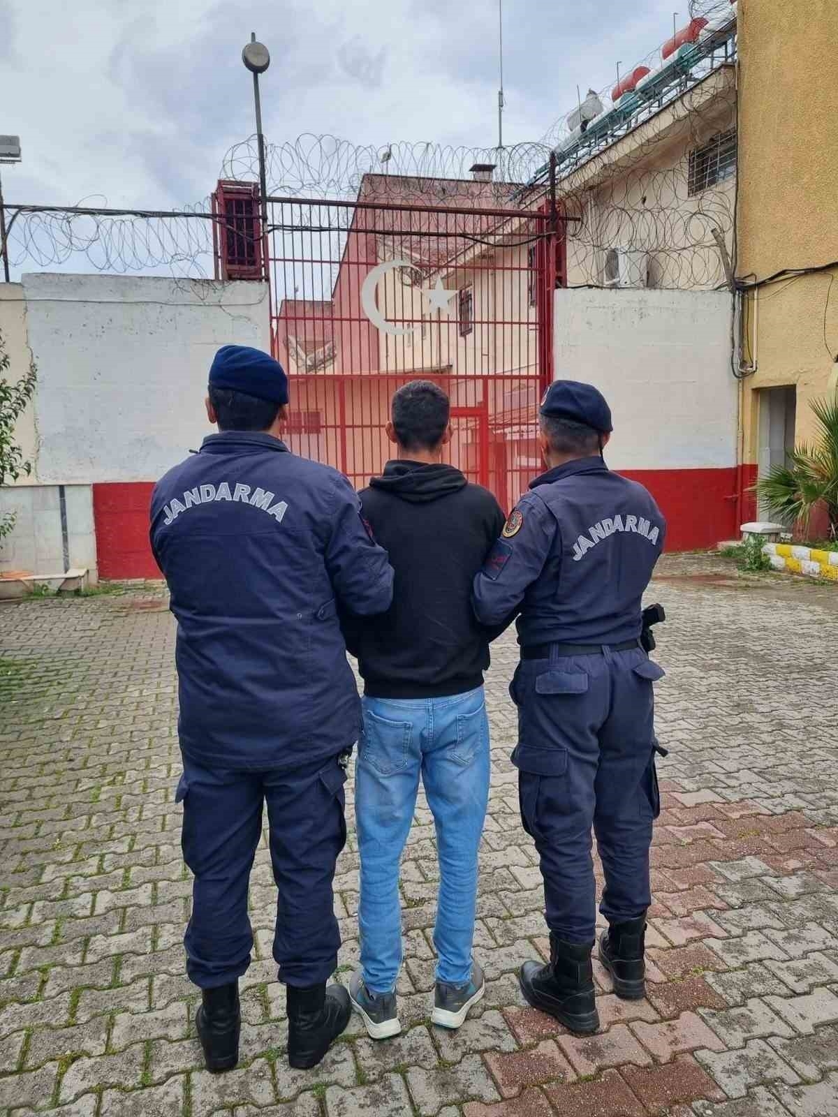 Çeşitli suçlardan aranan şahıslar jandarmadan kaçamadı 3 Çeşitli suçlardan aranan şahıslar jandarmadan kaçamadı
