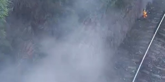 Demiryolunda yakarak temizlik çalışması vatandaşları tedirgin etti.